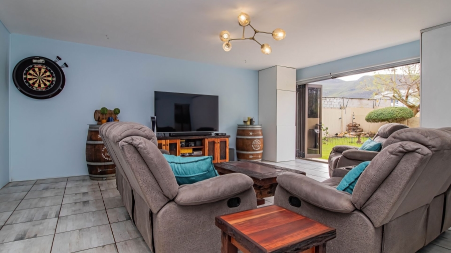 4 Bedroom Property for Sale in Sandbaai Western Cape